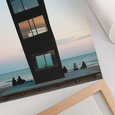 Wandposter Een moderne zwarte toren boven een blauwe zee