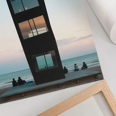 Wandposter moderne zwarte toren boven een blauwe zee