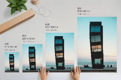Wandposter moderne zwarte toren boven een blauwe zee
