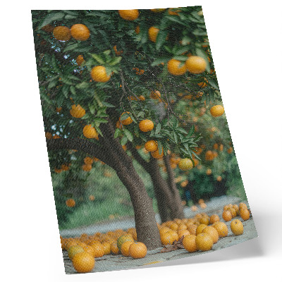 Poster Sappige sinaasappels aan een boom in een groene boomgaard.