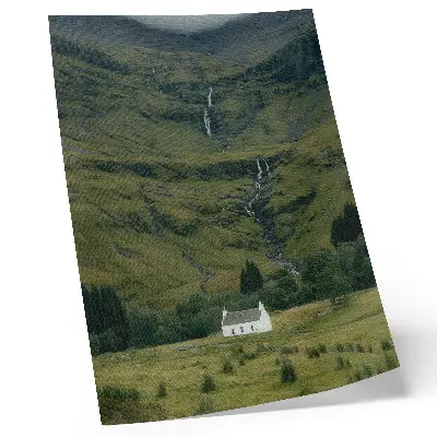 Poster met groene heuvels, een pittoresk huisje en een vredige sfeer