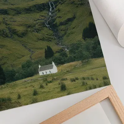 Poster met groene heuvels, een pittoresk huisje en een vredige sfeer