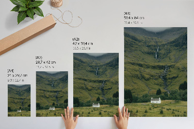 Poster Groene heuvels, pittoresk huisje, vredige sfeer