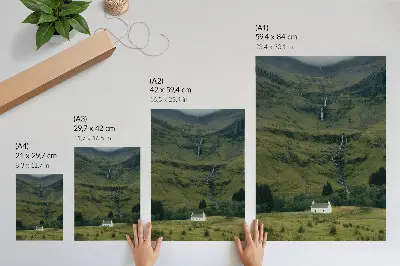 Poster met groene heuvels, een pittoresk huisje en een vredige sfeer