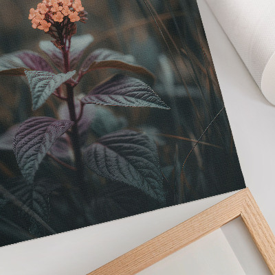 Wandposter Een plant met een kleurrijke bloem tegen een groene achtergrond.