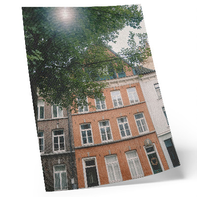 Decoratieve poster Kleurrijke gevels, groene bomen, de zon aan de hemel.