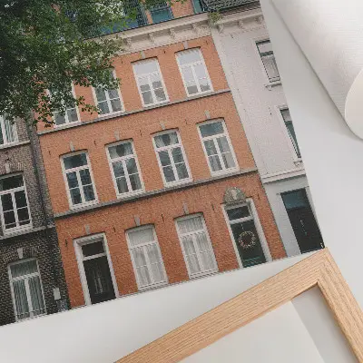 Decoratieve poster met kleurrijke gevels, groene bomen en een zonnige lucht