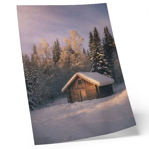 Wandposter met een winterbos met houten huisje voor rust en harmonie in de natuur