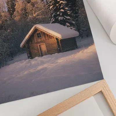 Wandposter met een winterbos met houten huisje voor rust en harmonie in de natuur