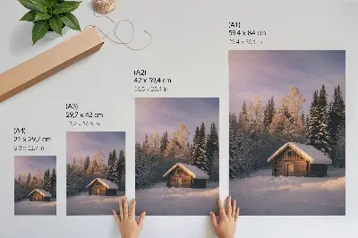 Wandposter met een winterbos met houten huisje voor rust en harmonie in de natuur