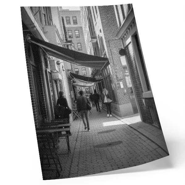 Decoratieve poster Zwart-witte smalle straatgevels van baksteen