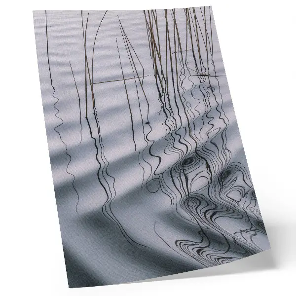 Decoratieve poster met minimalistisch motief van golven en lijnen op het water