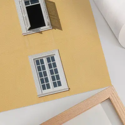 Decoratieve poster gele gevel met drie symmetrische ramen en een eenvoudige uitstraling