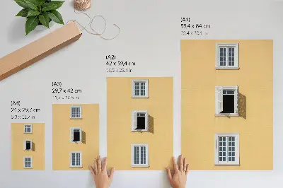 Decoratieve poster gele gevel met drie symmetrische ramen en een eenvoudige uitstraling