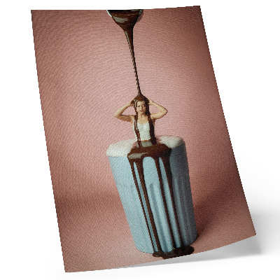 Poster Persoon in een kopje chocolademelk op een roze achtergrond