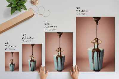 Poster Persoon in een kopje chocolademelk op een roze achtergrond