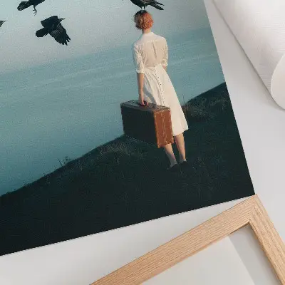 Poster vrouw met een koffer, vogels en lucht in surrealistische stijl