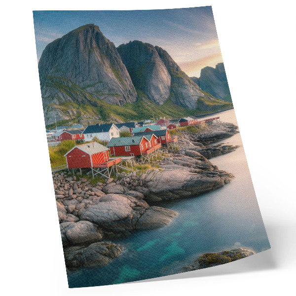 Poster Charmante huisjes, een kalme zee en majestueuze bergen.