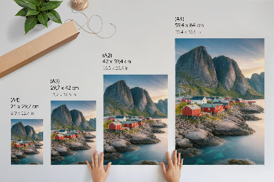 Poster Charmante huisjes, een kalme zee en majestueuze bergen.