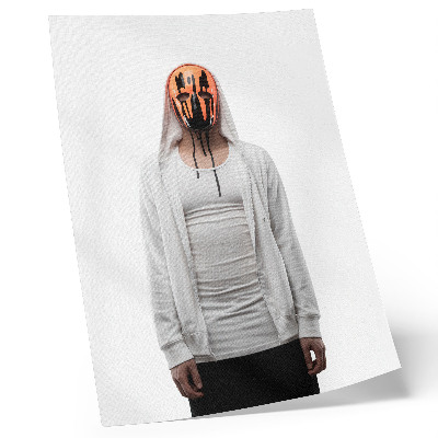 Wandposter Een figuur met een oranje masker in witte kleding.