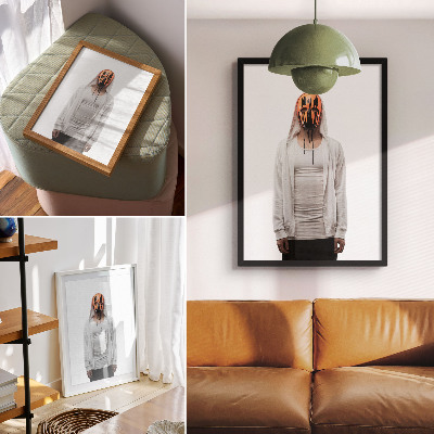 Wandposter Een figuur met een oranje masker in witte kleding.