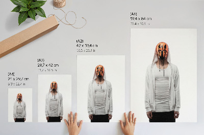 Wandposter Een figuur met een oranje masker in witte kleding.