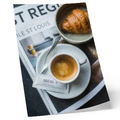 Poster zwart-witte achtergrond met een croissant en een kop koffie voor een elegante en ontspannen sfeer
