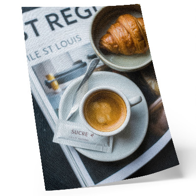 Poster Zwart-witte achtergrond met koffie, croissant, elegantie en ontspanning.