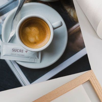 Poster Zwart-witte achtergrond met koffie, croissant, elegantie en ontspanning.