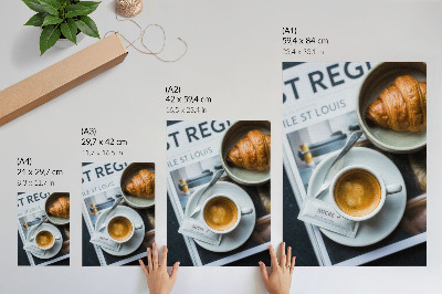Poster Zwart-witte achtergrond met koffie, croissant, elegantie en ontspanning.