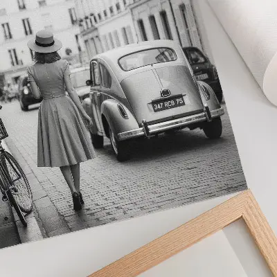 Wandposter charmante vrouw in retrostijl in een klassieke auto in de stad