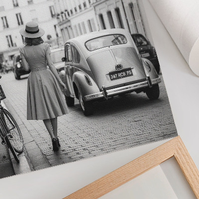 Wandposter Een charmante vrouw in retrostijl in een klassieke auto in de stad.