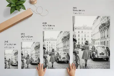 Wandposter charmante vrouw in retrostijl in een klassieke auto in de stad