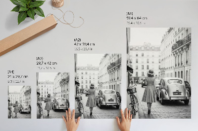 Wandposter Een charmante vrouw in retrostijl in een klassieke auto in de stad.