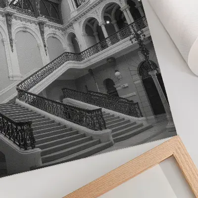 Poster decoratieve trap met grote ramen en hoge plafonds