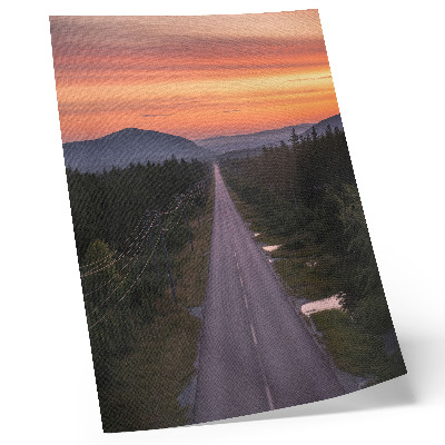 Poster Een rechte weg door het bos in een pastelkleurige zonsondergang.