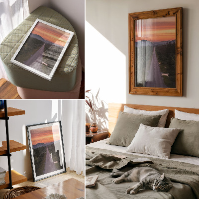 Poster Een rechte weg door het bos in een pastelkleurige zonsondergang.