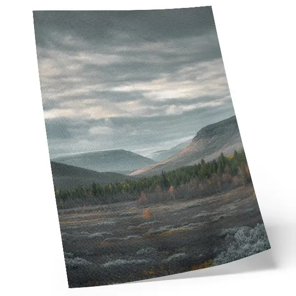 Wandposter bewolkte bergen met groene bomen in een vredige vallei