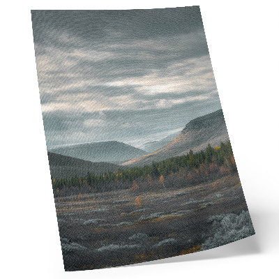 Wandposter Bewolkte bergen, groene bomen, vredige vallei