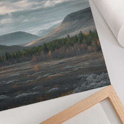 Wandposter Bewolkte bergen, groene bomen, vredige vallei
