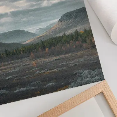Wandposter bewolkte bergen met groene bomen in een vredige vallei