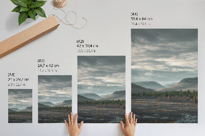 Wandposter Bewolkte bergen, groene bomen, vredige vallei