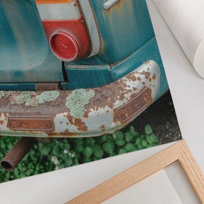 Poster Auto bedekt met mos, roest en turquoise kleur.