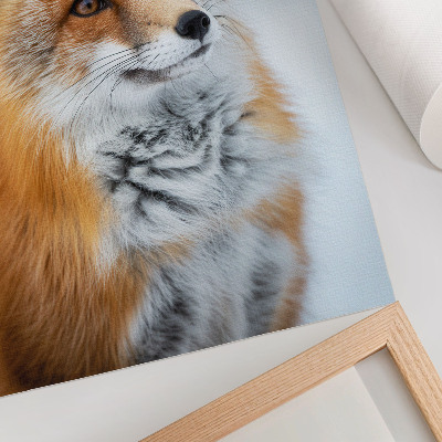 Wandposter Portret van een vrolijke vos in een winterse omgeving.