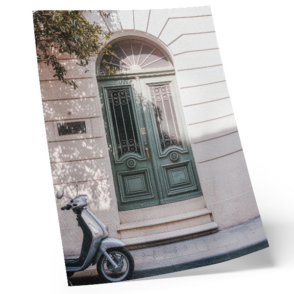Poster Elegante gevel met groene deuren en een scooter.