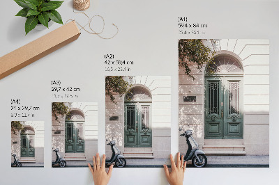 Poster Elegante gevel met groene deuren en een scooter.