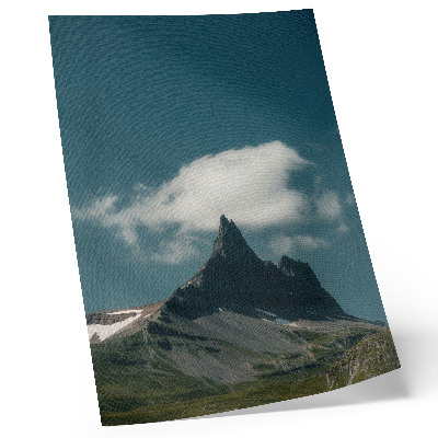 Wandposter Dramatische bergtop met ijle wolken