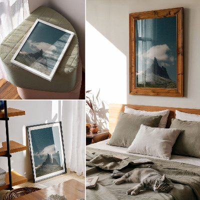 Wandposter Dramatische bergtop met ijle wolken