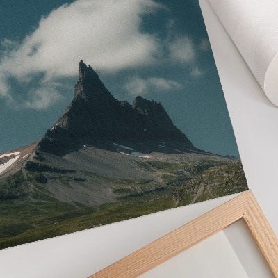 Wandposter Dramatische bergtop met ijle wolken