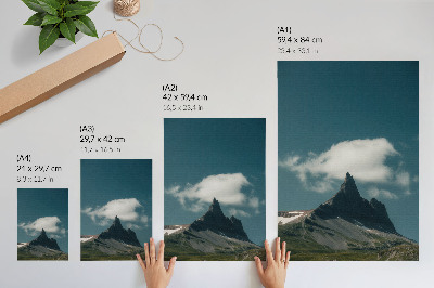 Wandposter Dramatische bergtop met ijle wolken